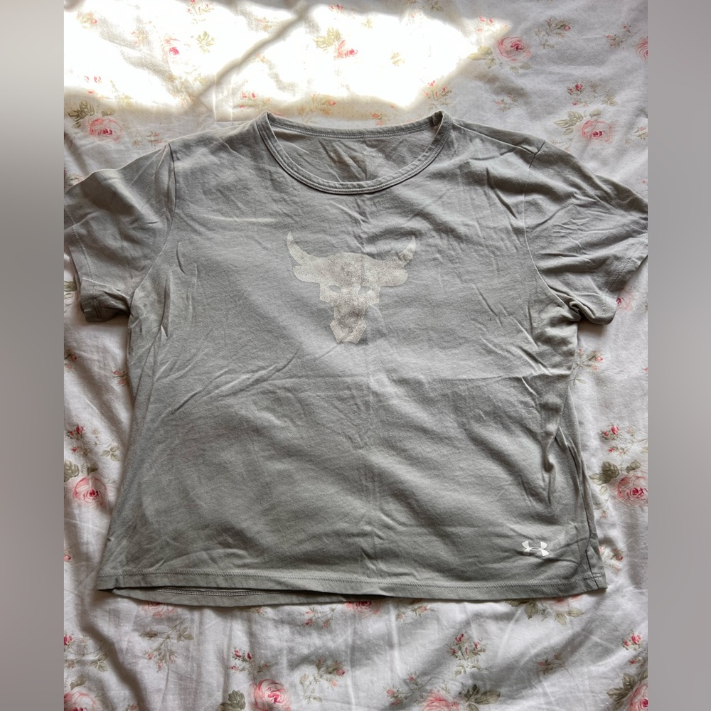 Like new, Under Armor cropped T